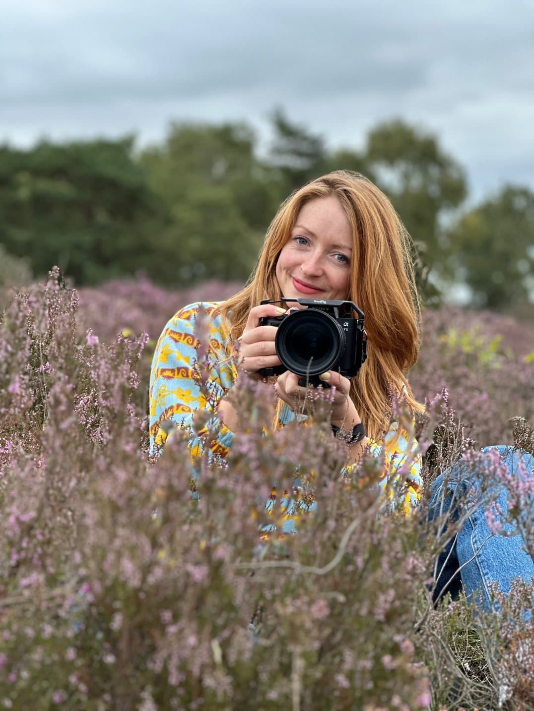 Angela met camera in een heideveld