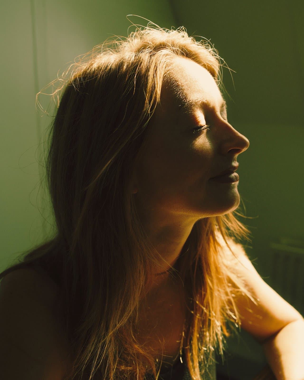 Angela Poll in het zonlicht